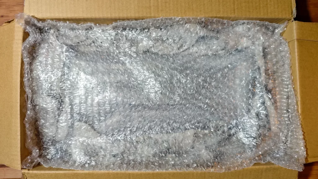 グラボの上面にプチプチを重ねて保護した状態