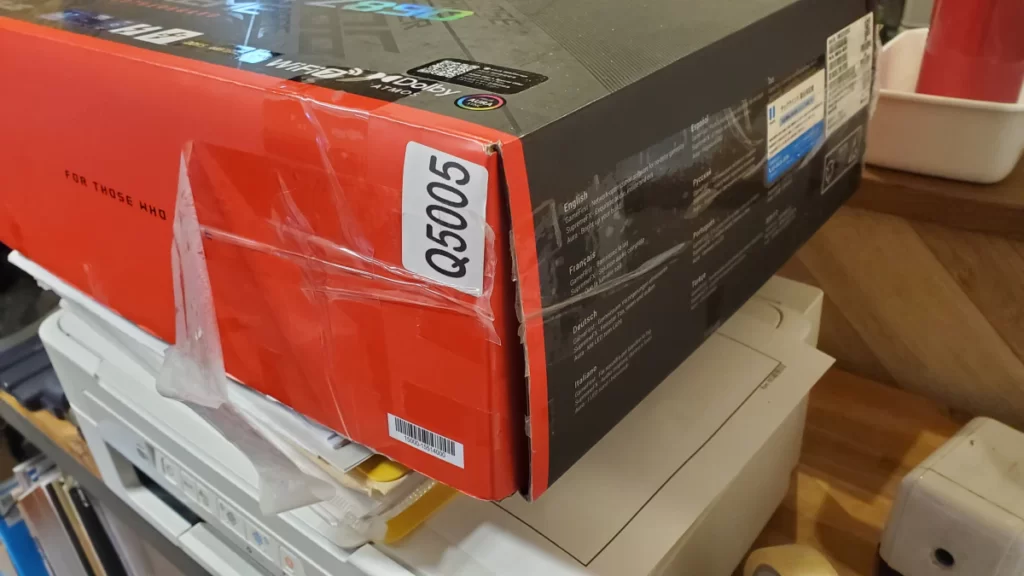 高級マザーボードの元箱がOPPテープでぐるぐる巻きになっていた画像