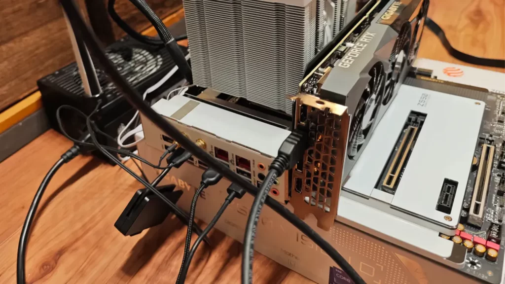 段ボール上の裸組みPCで固定されていないGeForce RTXのブラケット