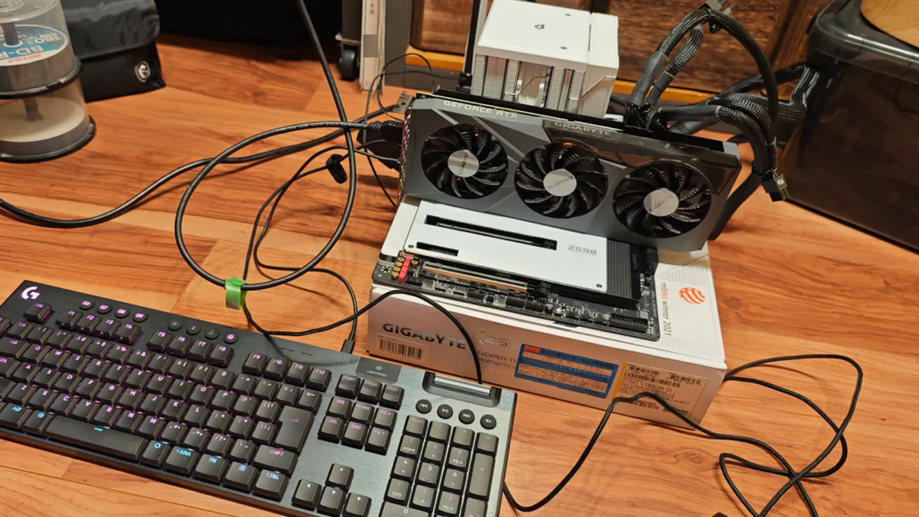 段ボール箱の上にマザーボードとGeForce RTXを設置した裸組みの検証用PC