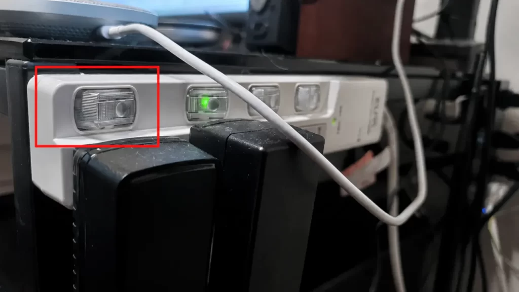 外付けHDDを接続している電源タップのスイッチ部分を赤枠で示した写真