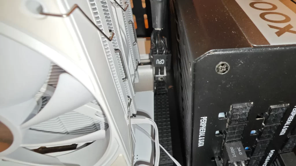 CPUクーラーと電源ユニットの隙間が狭く、CPU補助電源コネクタへ指が入らない状態