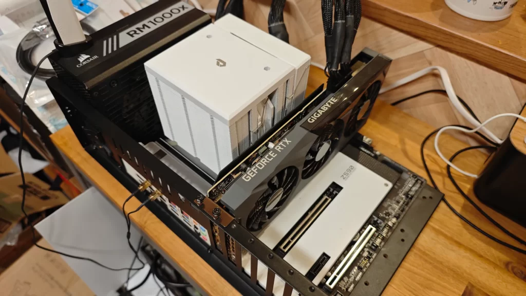 ATXオープンフレームにZ590 VISION DとGIGABYTE製GeForce RTXを取り付けた検証用PC