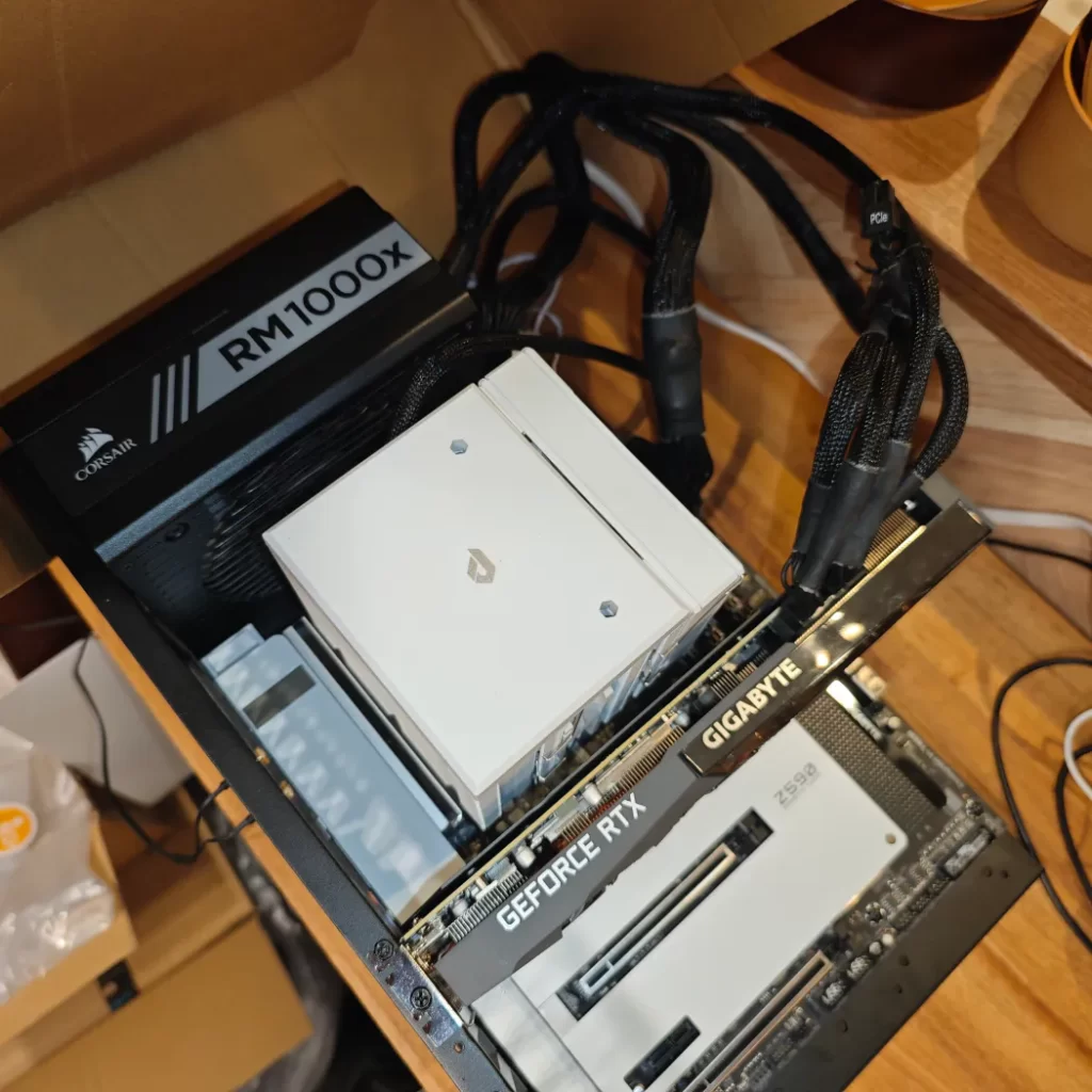 電源ユニットとGPUまで固定したATXオープンフレームの検証用PC
