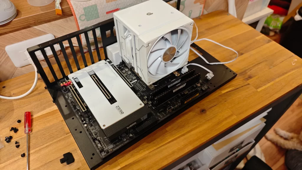 ATXオープンフレームへZ590 VISION DとCPUクーラー、メモリを取り付けた状態